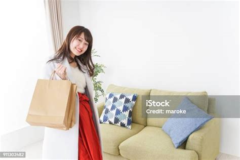 여자 이미지 쇼핑 후 가방에 대한 스톡 사진 및 기타 이미지 가방 가정 생활 가정의 방 Istock Cloobx Hot Girl