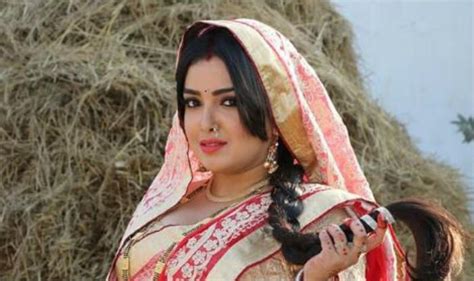 bhojpuri hot actress amrapali dubey looks sexy in pink saree and kamarbandh as she plays with