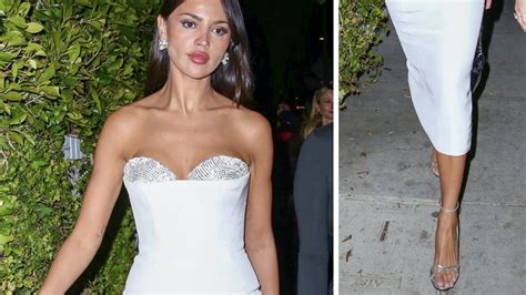 eiza gonzález impresiona con vestido blanco de escote corazón y sandalias elegantes vogue