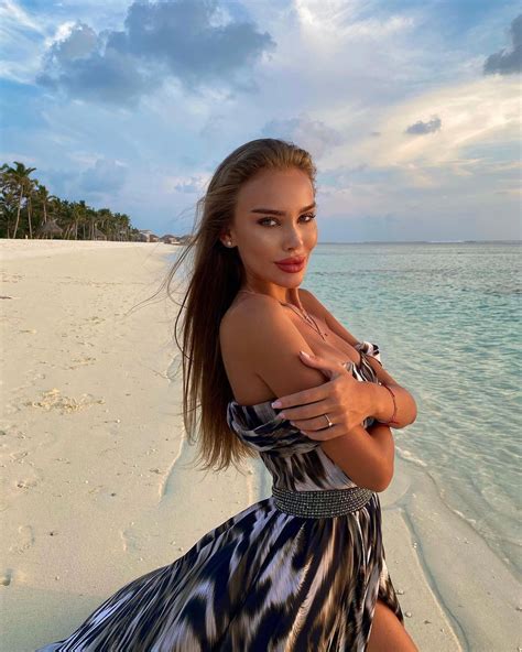 Instagram Russia In Poses Model Backless Dress