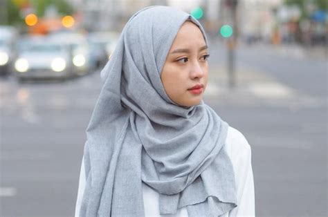 Tampil Kece Ke Kampus Dengan Outfit Hijab Warna Putih Ala Gita