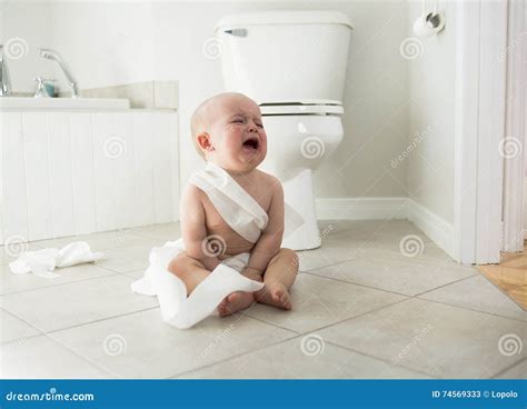 Urocza Chłopiec Bawić Się Z Papierem Toaletowym Obraz Stock Obraz złożonej z potomstwa osoba