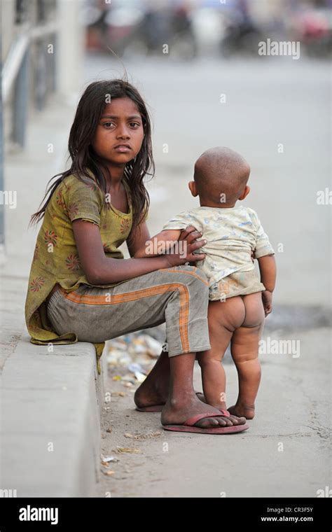 obdachlose mädchen betteln auf der straße von kathmandu nepal stockfotografie alamy