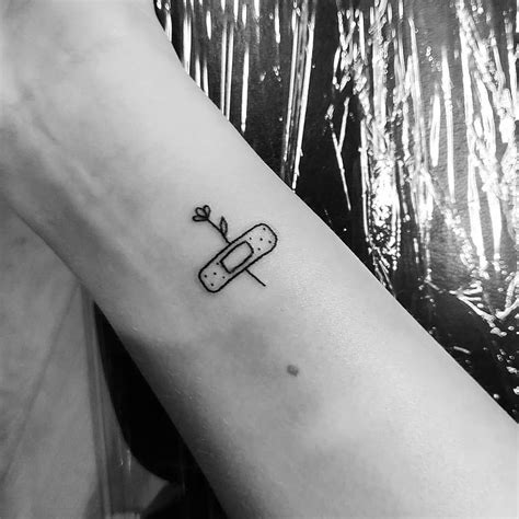 Flower tattoos for women ideas and designs for girls. minimalist line tattoos #Minimalisttattoos | Small tattoos ...
