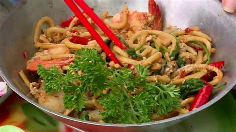 250 gram kangkung, disiangi, diseduh. Resep Mie Kangkung Ayam, Hasil Perpaduan Budaya Tionghoa ...
