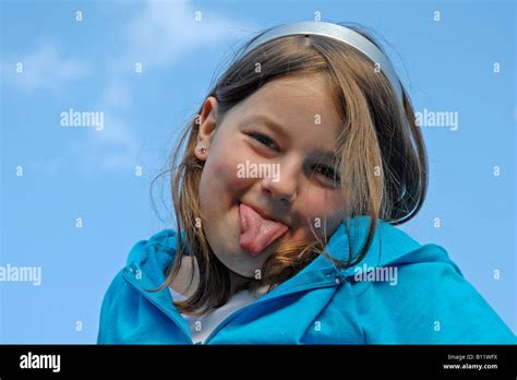 Junge Mädchen Zunge Heraus Stockfotografie Alamy