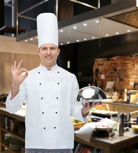 Cuisinier Masculin Heureux De Chef Avec La Cloche Montrant Le Signe Correct Image Stock Image