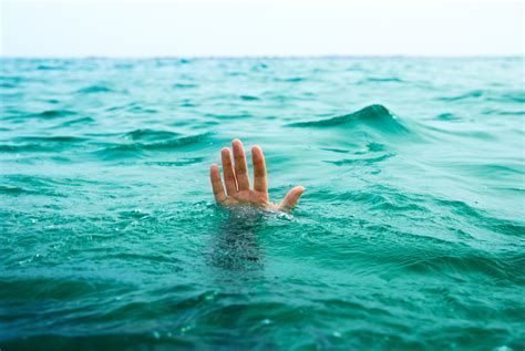 Drowning Wallpapers Top Free Drowning Backgrounds Wallpaperaccess