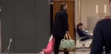 Viral Un Padre Arrastra A Su Hija Por El Aeropuerto