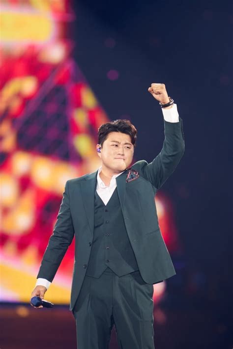 옛날 사진 다시 찍어보는 거!! 나 해보고 싶었던 게 있어! 김호중 전 여자친구 父 피소 이후…돈은 김호중이 빌려 | 한경닷컴