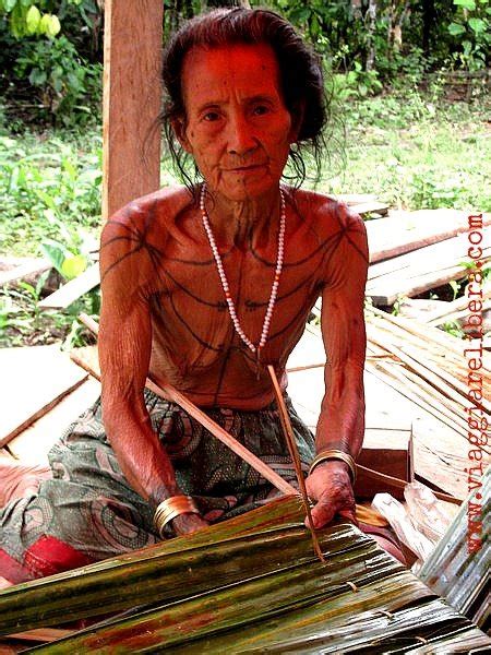 i mentawai la popolazione indigena dell isola di siberut indonesia