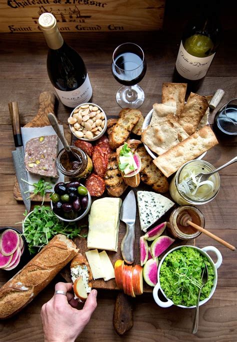 Making a beautiful cheese board to entertain guests and friends! Tips for a Perfect Cheese Board