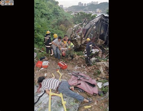 Jun 18, 2021 · 屯門公路私家車相撞貨車 司機拋出車外送院. 重返現場：屯門公路巴士墮橋慘案 今日加欄仍不能杜絕意外｜即時新聞｜港澳｜on.cc東網