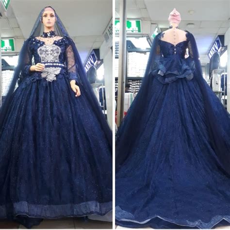 Bosan dengan warna putih, kamu yang berhijab juga bisa memilih warna hijau mint sebagai warna gaun pengantin kalian. Gaun Pengantin Muslimah Navy - Model Gaun Pengantin