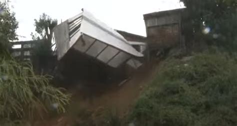 Estructura terminó cayendo por la ladera de un cerro producto de las