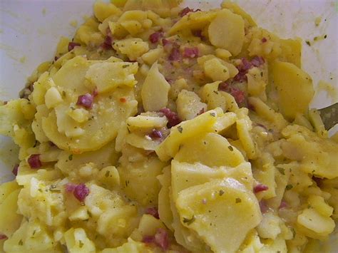 Eigentlich wird für speckkartoffelsalat durchwachsener speck verwendet, bei uns kommt dieser jedoch nicht in den. kartoffelsalat mit speck und zwiebeln