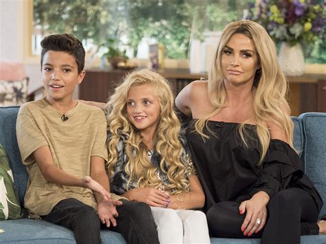 Peter andre kids perfect people celebrity dads love affair celebs celebrities best dad fangirl peter andre gives fans a rare look at children amelia, 6, and theo, 3, on family day at the park with. Katie Price DENIES being 'four hours late to collect kids ...