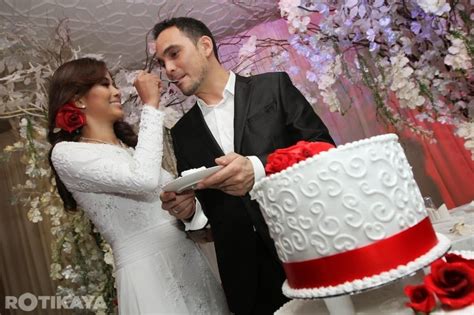 According to our records, she has no children. GAMBAR KAHWIN DAN RESEPSI LINDA ONN - LIFESTYLE BLOGGER