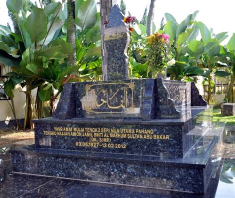 Sultan abu bakar only managed to reclaim it in 1948 and once again, renamed it to istana kota beram as his temporary residence. Maharum Bugis Syah (MBS): Makam YAM Tengku Seri Nila Utama ...