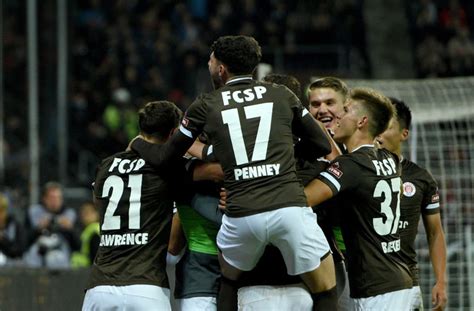 Pauli aber mit vehemenz und variabilität im angriffsspiel. Derby in der 2. Liga: St.Pauli überrascht HSV mit ...