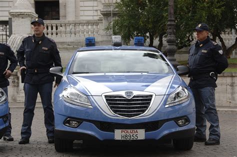 Nuova Livrea Sulle Auto Della Polizia Di Stato Spunta Il Tricolore