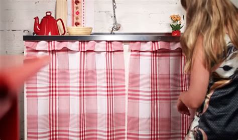 Estas son modernas y permiten plegar horizontalmente gracias a varillas que tiene. Cómo hacer una cortina de tela bajo mesada - Trapitos.com ...