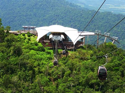 Dari ketinggian 708m di atas paras laut, anda sekeluarga akan menyaksikan panorama indah hutan, gunung dan pulau sekitarnya. 10 Tempat Menarik di Langkawi | Blog Travel Pakej.MY