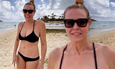 Chelsea Handler 46 Flashes Her Amble Chest And Toned Tummy In A Bikini Daily Mail Online