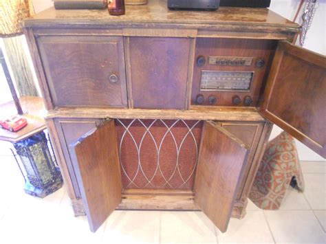 The condition of the cabinet is one of the most important factors affecting the value and enjoyment of any antique phonograph. Antique RCA Victrola Magic Brain Radio Cabinet ...