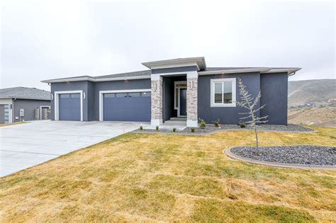 Sherwin williams accessible beige if you'd said the word beige to me a few years ago, i would've started twitchin' and drinkin' in the corner just thinking about all the 'builder beiges' from the early 2000s. Body color: "Charcoal Blue" (SW 2739) from Sherwin ...