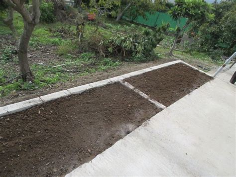 Esta elegante y moderna jardinera vertical le dará un nuevo aire a tu jardín. Cómo hacer una jardinera con bloques de hormigón en un pequeño terraplén | Piscinas, Tarimas de ...
