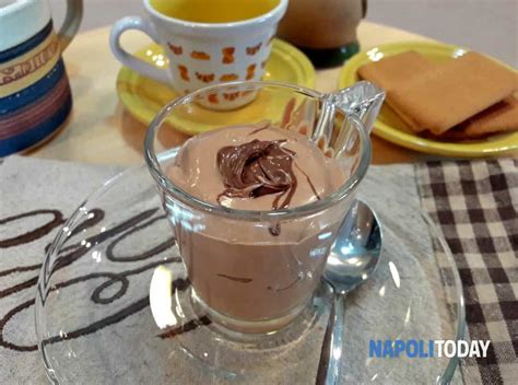 Servire il dolce freddo cospargendo la superficie di granella di nocciole. Mousse alla crema di nocciole: golosa e velocissima