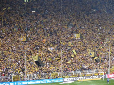 Borussia dortmund wurde 1909 gegründet und hat seitdem acht deutsche meistertitel eingefahren. Torjubel BVB Fans - Foto im Hamburg Web