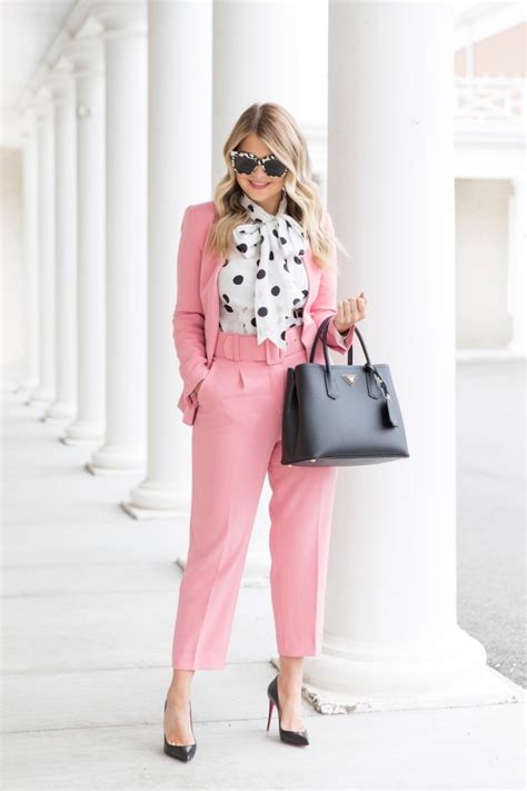 Artling a développé une ligne de tenues de mariage pour femme avec des tailleurs blanc, des smokings droits ou croisés et des redingotes. 1001 + tenue avec tailleur pantalon femme pour cérémonie