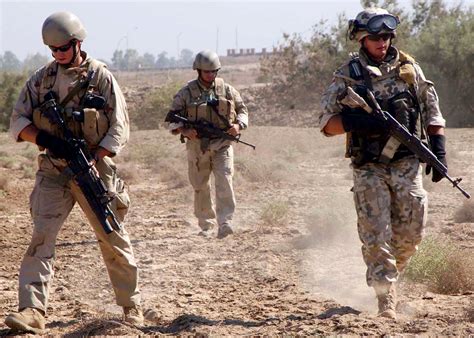 File:US Navy 031010-N-1384B-029 Navy Explosive Ordnance Disposal (EOD