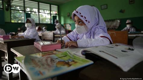 تیرہ کم سن بچیوں کا ریپ، انڈونیشی مدرسے کے پرنسپل کو عمر قید Dw 15
