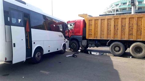 Tur midibüsü ile kamyon çarpıştı 2 yaralı Haberler