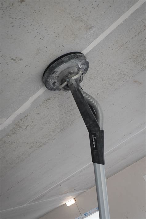 Wenn decken und wände in die jahre gekommen sind, werden bohrlöcher gefüllt und schäden ausgebessert. Betondecke Schleifen