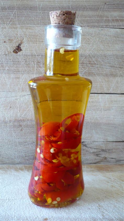 L'utilizzo quotidiano di peperoncino è spesso oggetto di pareri controversi, legati proprio alla presenza della l'aumento della superficie assorbente intestinale, dovuto all'apporto di peperoncino, porta ad. Rosa ed io: Olio al peperoncino...Facciamoci compagnia dai...
