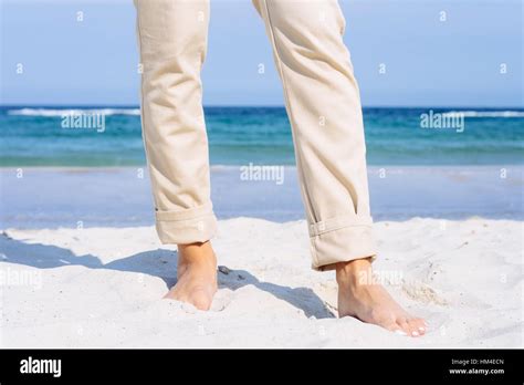Nahaufnahme Der Weiblichen Beine In Beige Hose Barfuß Am Strand