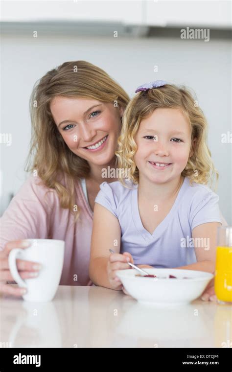 Madre E Hija De Desayunar En Casa Fotografía De Stock Alamy