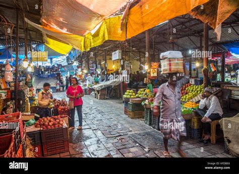 Shoppers And Sellers At Crawford Market In Mumbai India Stock Photo
