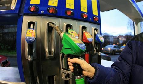 I lagen regleras hur utsläppen från bensin och diesel ska reduceras genom inblandning av biobränslen. Od 1. januára 2020 nebudú motoristi na Slovensku čerpať ...