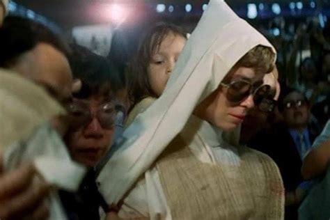 Bruce Lees Wife Linda At His Funeral In Kowloon Hongkong Bruce Lee Martial Arts Movies Bruce
