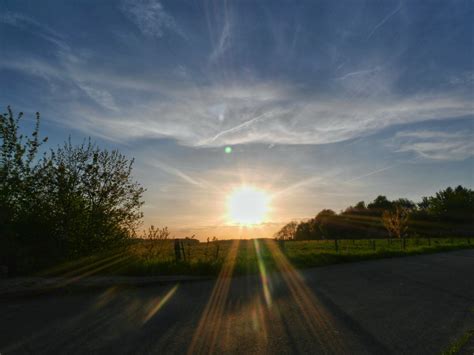 fotos gratis horizonte ligero nube cielo amanecer puesta de sol la carretera campo luz