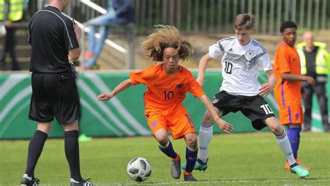 Xavi Simons Closes in on Paris Saint-Germain Move After Announcing