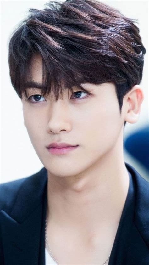 Korean men have thick and healthy hair thus they are able to pull off any hairstyle. Angular Fringe Korean | Coreanos famosos, Doramas coreanos ...