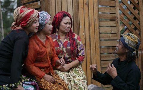 Penjelasan pakaian adat jawa barat. Pakaian Adat Suku Sunda Jawa Barat - Baju Adat Tradisional