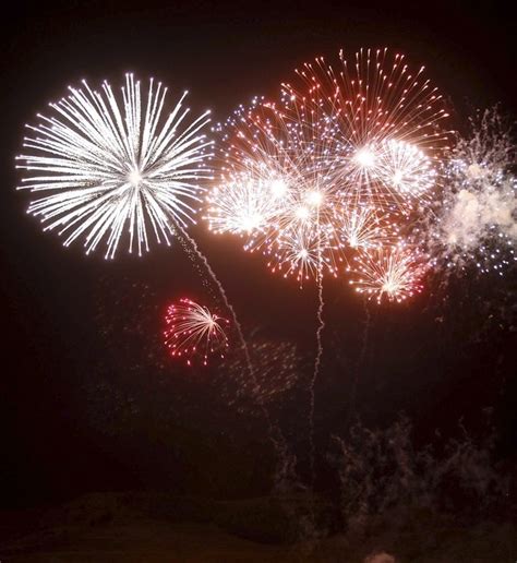 Contaminación por luz y ruido presentado por:guadalupe rdz marthellazucena control de producción del ruido (en el origen).• llevar a cabo la reducción a través de medidas en el. Ruido, luz y color. Llegan los fuegos artificiales ...