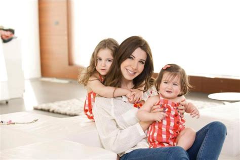 صور نانسي عجرم مع ابنتيها ميلا وايلا منتديات بورصات